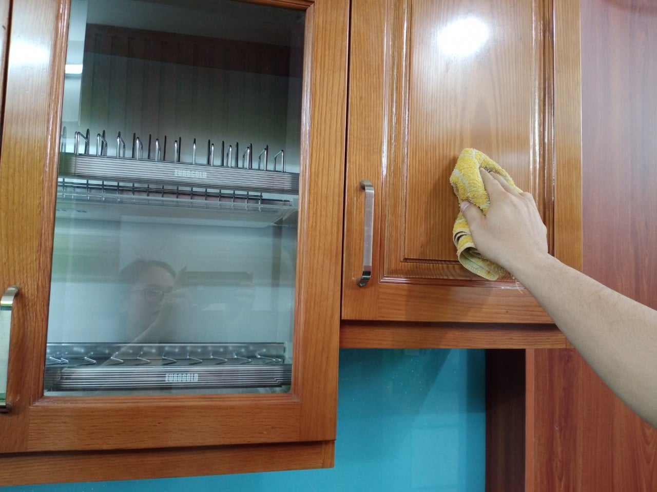 Vệ sinh thường xuyên để giữ tủ bếp như mới